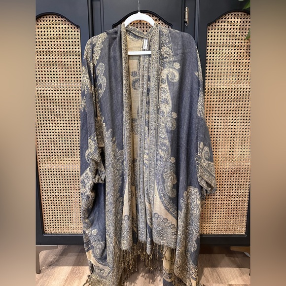 Ellemaireco Kimono in SWAN SONG KIMONO- DOVE - Picture 2 of 4